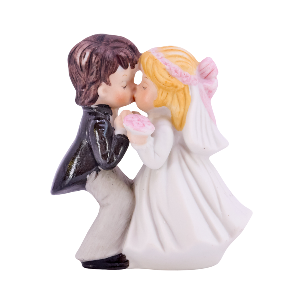 Bride & Groom Kiss Figurine (Gloss)