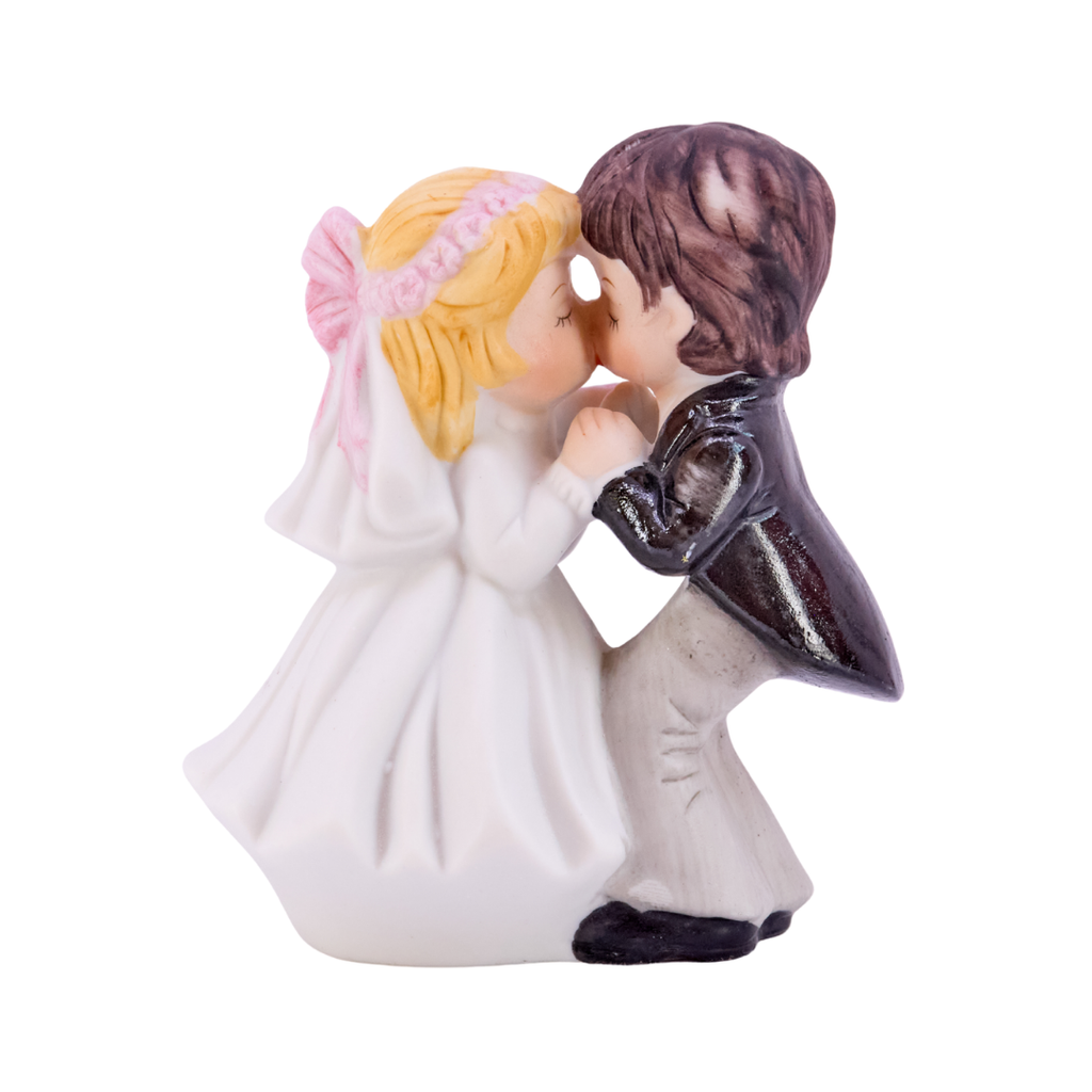 Bride & Groom Kiss Figurine (Gloss)