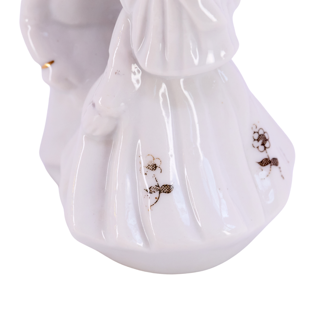 White Wedding Kiss Figurine